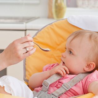 Age-By-Age Guide On What To Feed Your Baby